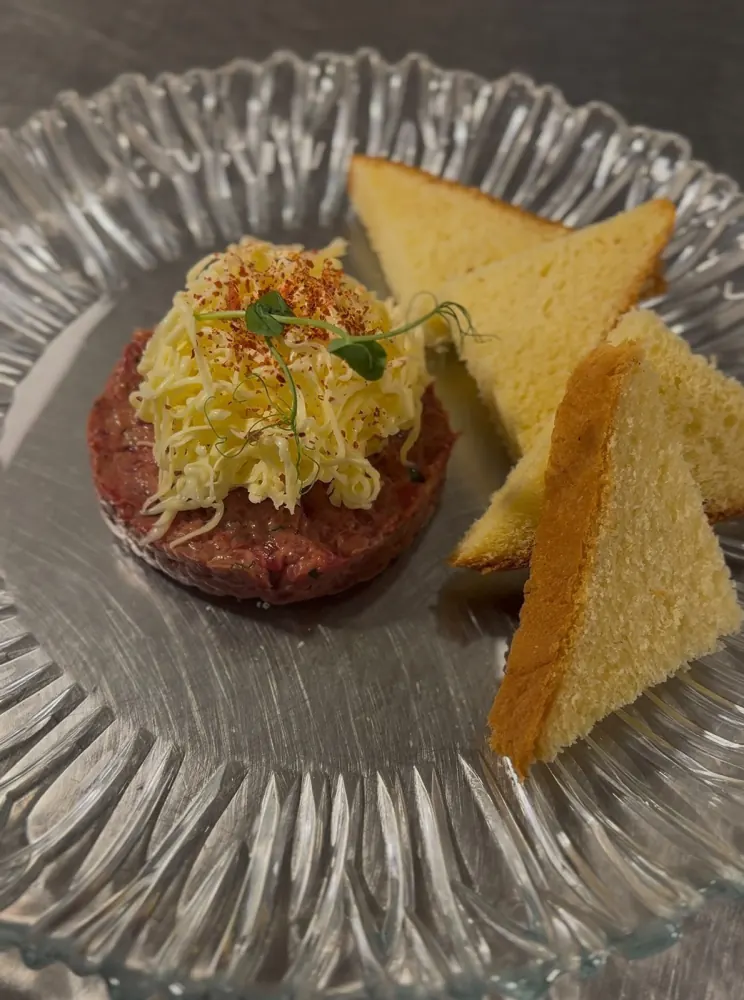 Tatarski biftek s brioche tostom