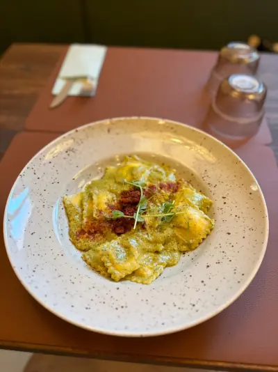 Ravioli ricotta i pesto pistacio